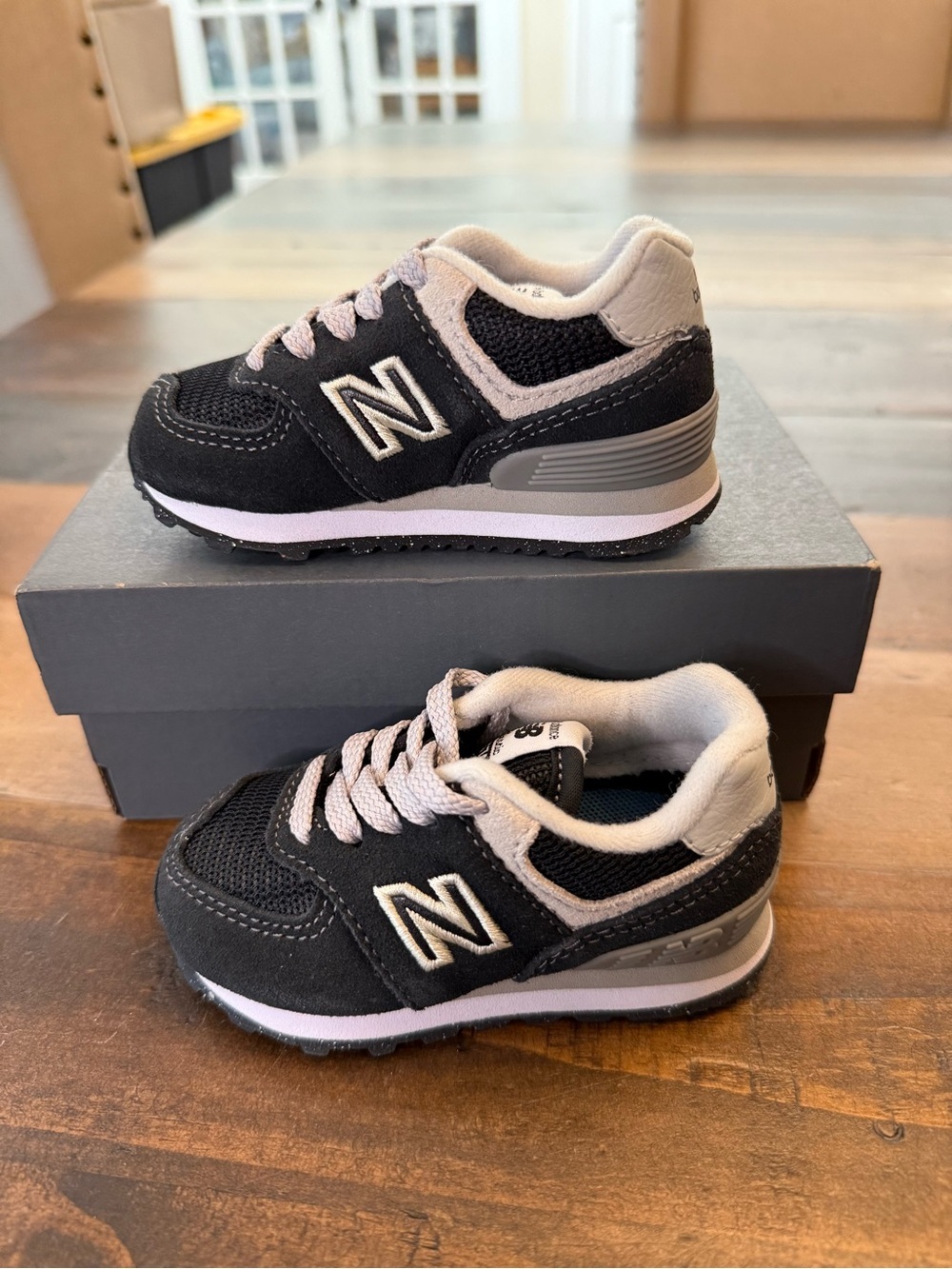 New Balance Kids Black and Light Gray Classic Sneaker, Infant Size 4